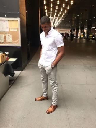 Как носить серые брюки чинос с коричневыми кожаными брогами