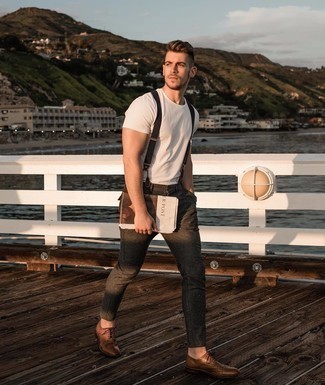 Как носить серые брюки чинос с коричневыми кожаными брогами