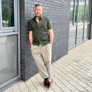 Как носить серые брюки чинос с коричневыми кожаными ботинками дезертами