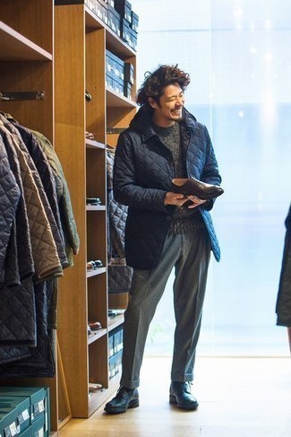 Какие вязаные свитера носить с серыми брюками чинос