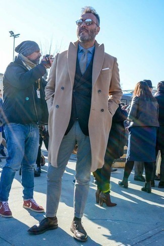 Как носить серые брюки чинос с темно-коричневыми кожаными брогами