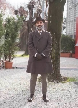 Как носить серые брюки чинос с темно-коричневым длинным пальто