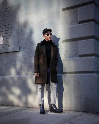 Как носить серые брюки чинос с темно-коричневым длинным пальто