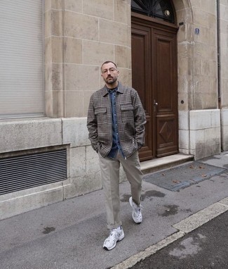 Какие джинсовые рубашки носить с серыми брюками чинос