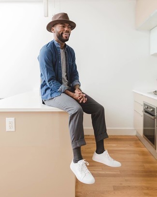 Какие джинсовые рубашки носить с серыми брюками чинос