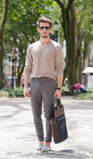 Какие эспадрильи носить с серыми брюками чинос