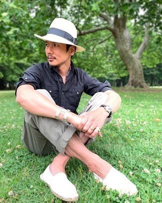 Какие эспадрильи носить с серыми брюками чинос