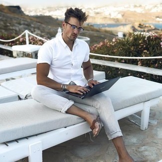 Какие сланцы носить с серыми брюками чинос