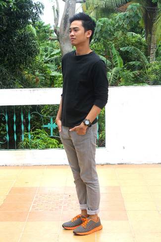 Как носить серые брюки чинос с серыми кроссовками