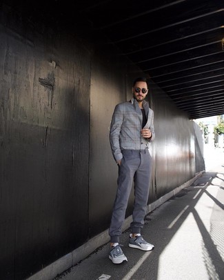 Как носить серые брюки чинос с серыми кроссовками