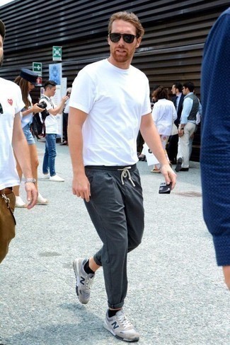 Как носить серые брюки чинос с серыми кроссовками