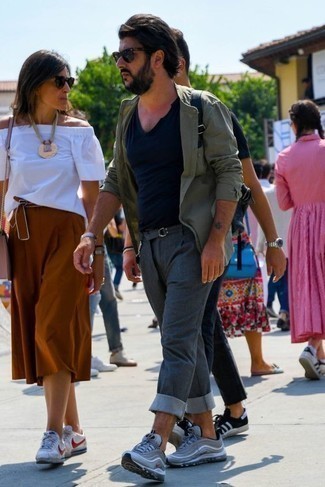 Как носить серые брюки чинос с серыми кроссовками