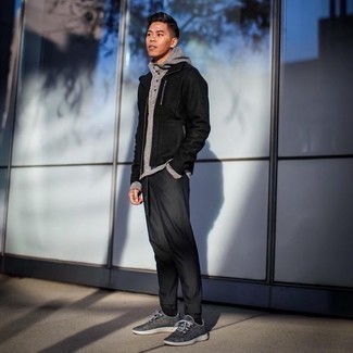 Как носить серые брюки чинос с серыми кроссовками