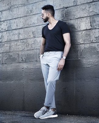 Как носить серые брюки чинос с серыми кроссовками