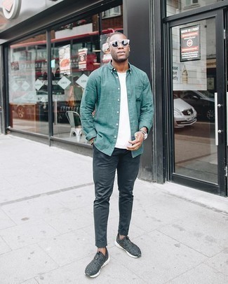 Как носить серые брюки чинос с серыми кроссовками