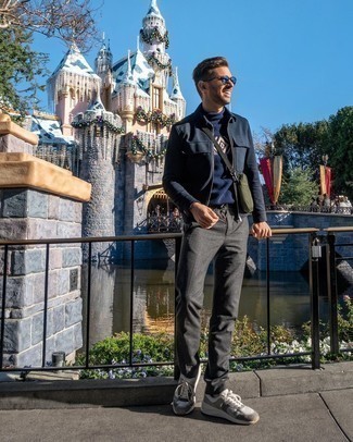 Как носить серые брюки чинос с серыми кроссовками