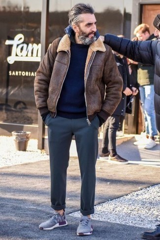 Как носить серые брюки чинос с серыми кроссовками