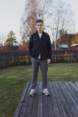 Как носить серые брюки чинос с серыми кроссовками