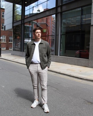 Как носить серые брюки чинос с серыми кроссовками