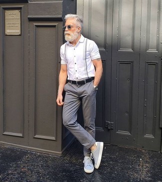 Как носить серые брюки чинос с серыми низкими кедами из плотной ткани