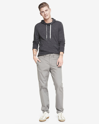 Как носить серые брюки чинос с серым худи