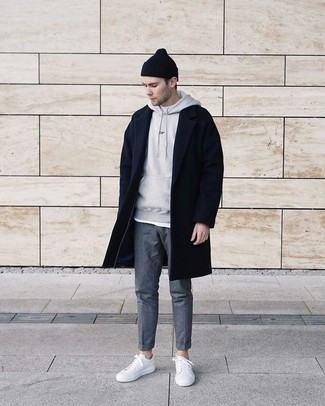 Как носить серые брюки чинос с серым худи