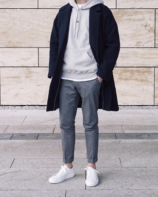 Как носить серые брюки чинос с серым худи