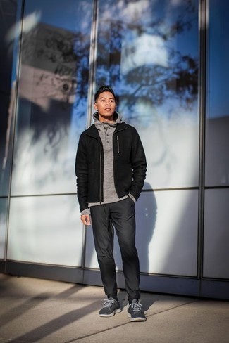 Как носить серые брюки чинос с серым худи