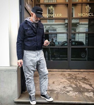 Как носить серые брюки чинос с серым худи