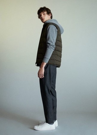 Как носить серые брюки чинос с серым худи