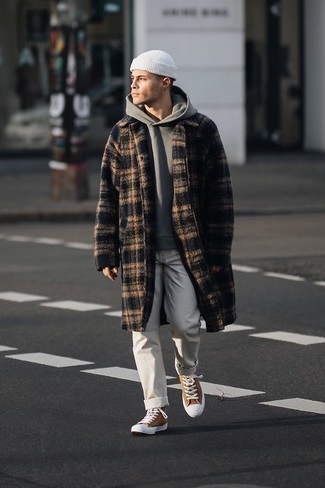 Как носить серые брюки чинос с серым худи