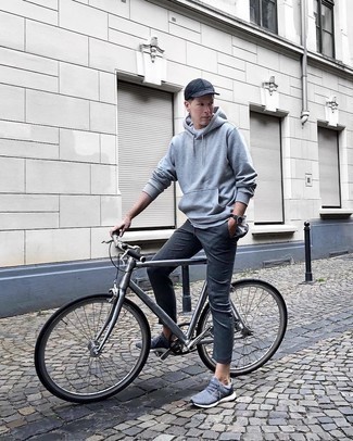 Как носить серые брюки чинос с серым худи