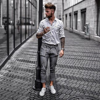 Как носить серые брюки чинос с серыми низкими кедами