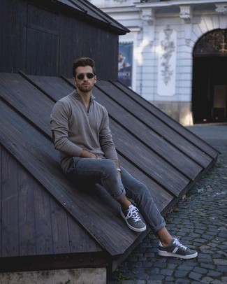 Как носить серые брюки чинос с серыми низкими кедами