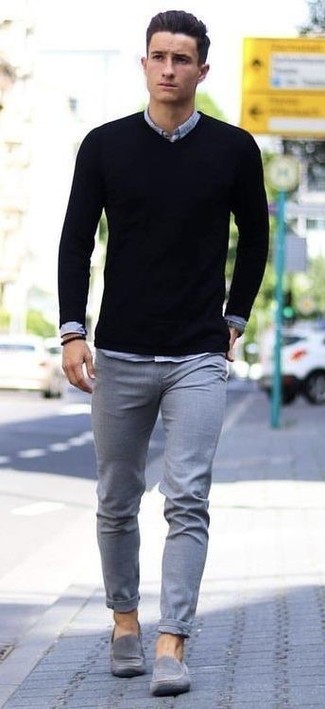 Как носить серые брюки чинос с серыми замшевыми лоферами