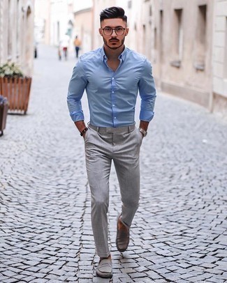 Как носить серые брюки чинос с серыми замшевыми лоферами