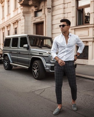 Как носить серые брюки чинос с серыми замшевыми лоферами