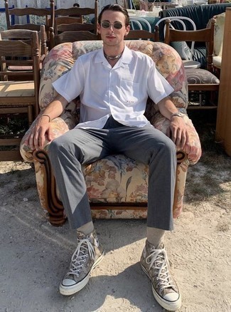 С чем носить серые брюки чинос