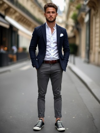 С чем носить серые брюки чинос