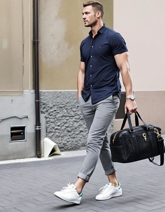 С чем носить серые брюки чинос
