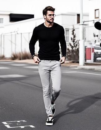 С чем носить серые брюки чинос