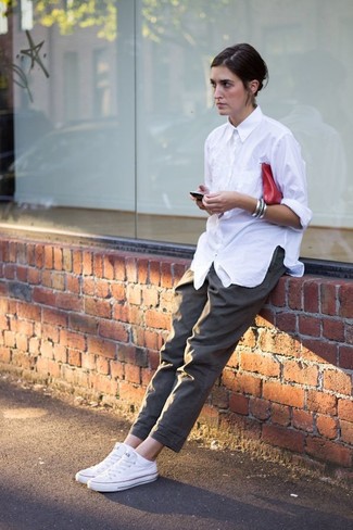 С чем носить серые брюки чинос женщине