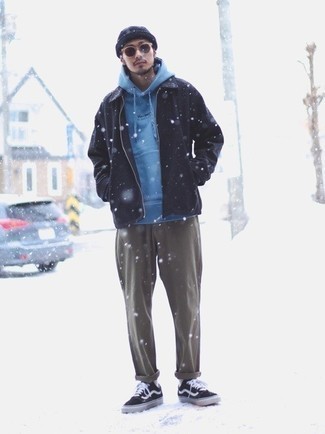 С чем носить серые брюки чинос