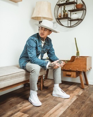 С чем носить серые брюки чинос