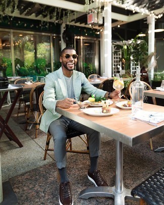 Как носить серые брюки чинос с мятным льняным пиджаком