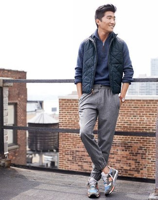 Как носить серые брюки чинос с разноцветными кроссовками