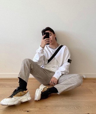 Как носить серые брюки чинос с разноцветными кроссовками