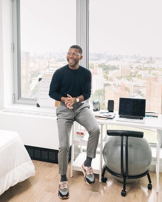 Как носить серые брюки чинос с разноцветными кроссовками