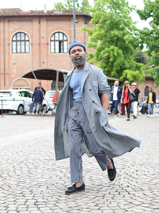 Как носить серые брюки чинос с темно-синими кожаными лоферами