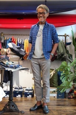 Как носить серые брюки чинос с темно-синими кожаными лоферами